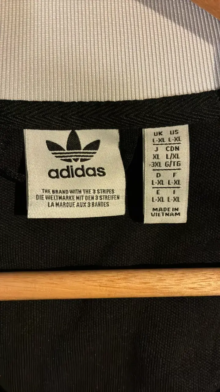 Chaqueta deportiva Adidas negra con logo - 3