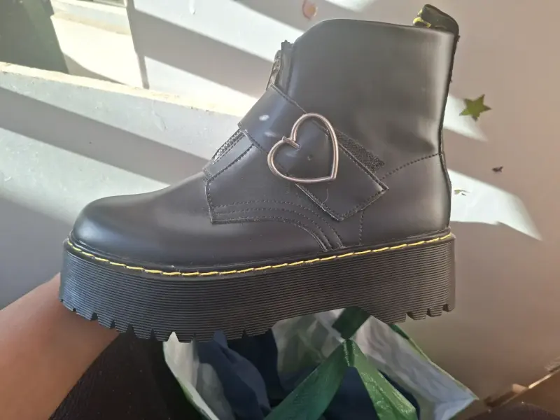 Botines negros con plataforma y detalle de corazón - 1