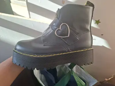 Botines negros con plataforma y detalle de corazón - miniatura 1
