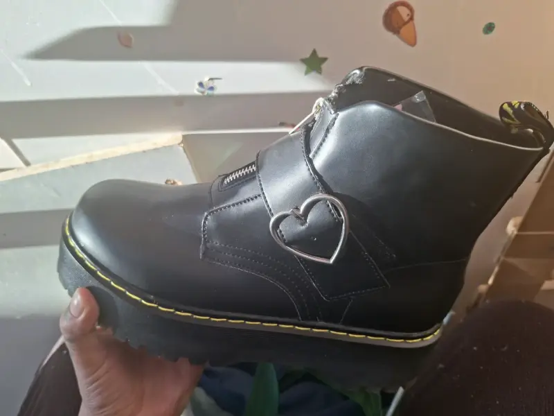 Botines negros con plataforma y detalle de corazón - 2