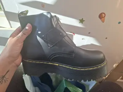 Botines negros con plataforma y detalle de corazón - miniatura 4