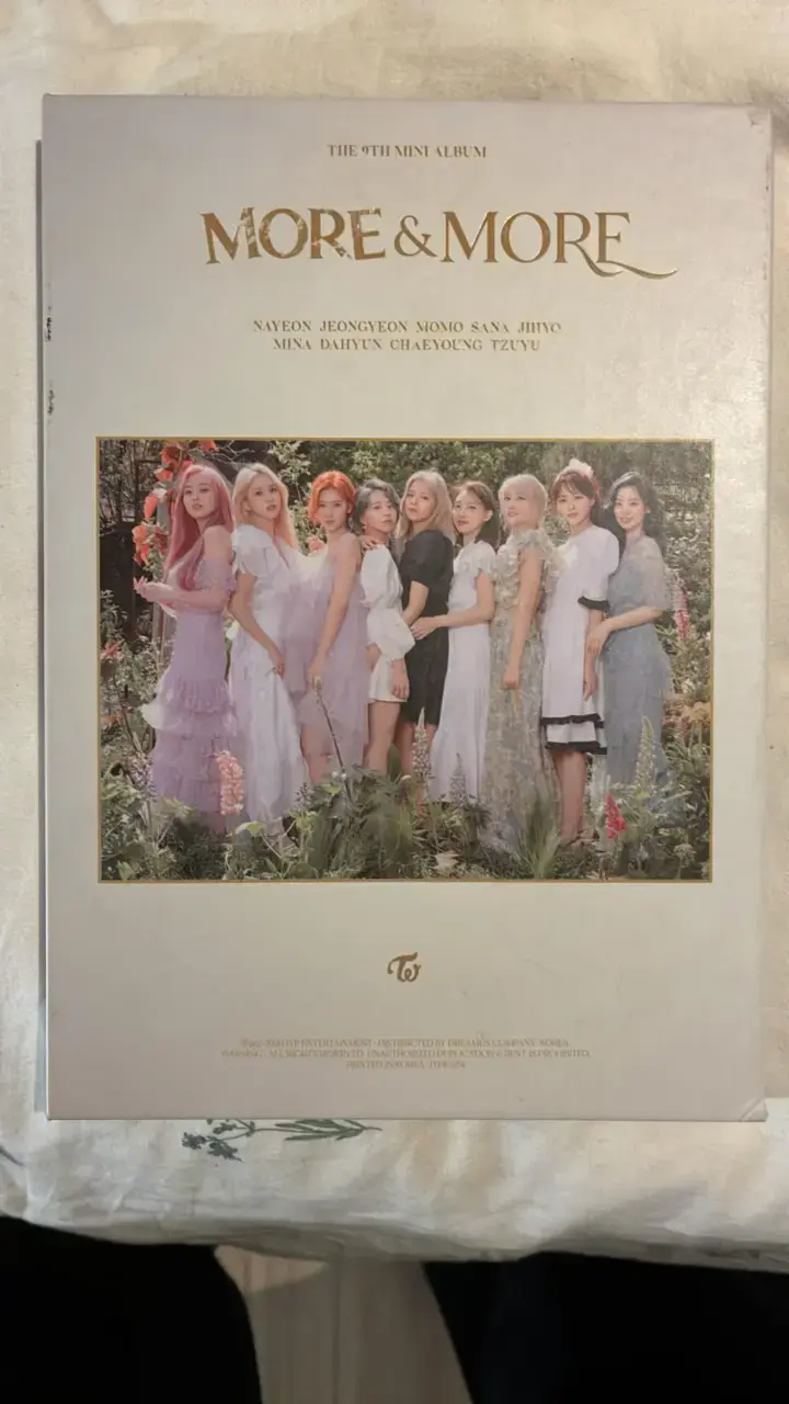 Álbum de K-pop More & More de Twice - 1