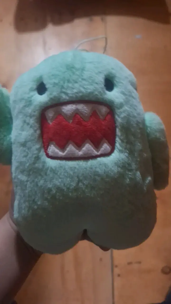 Peluche verde con diseño divertido