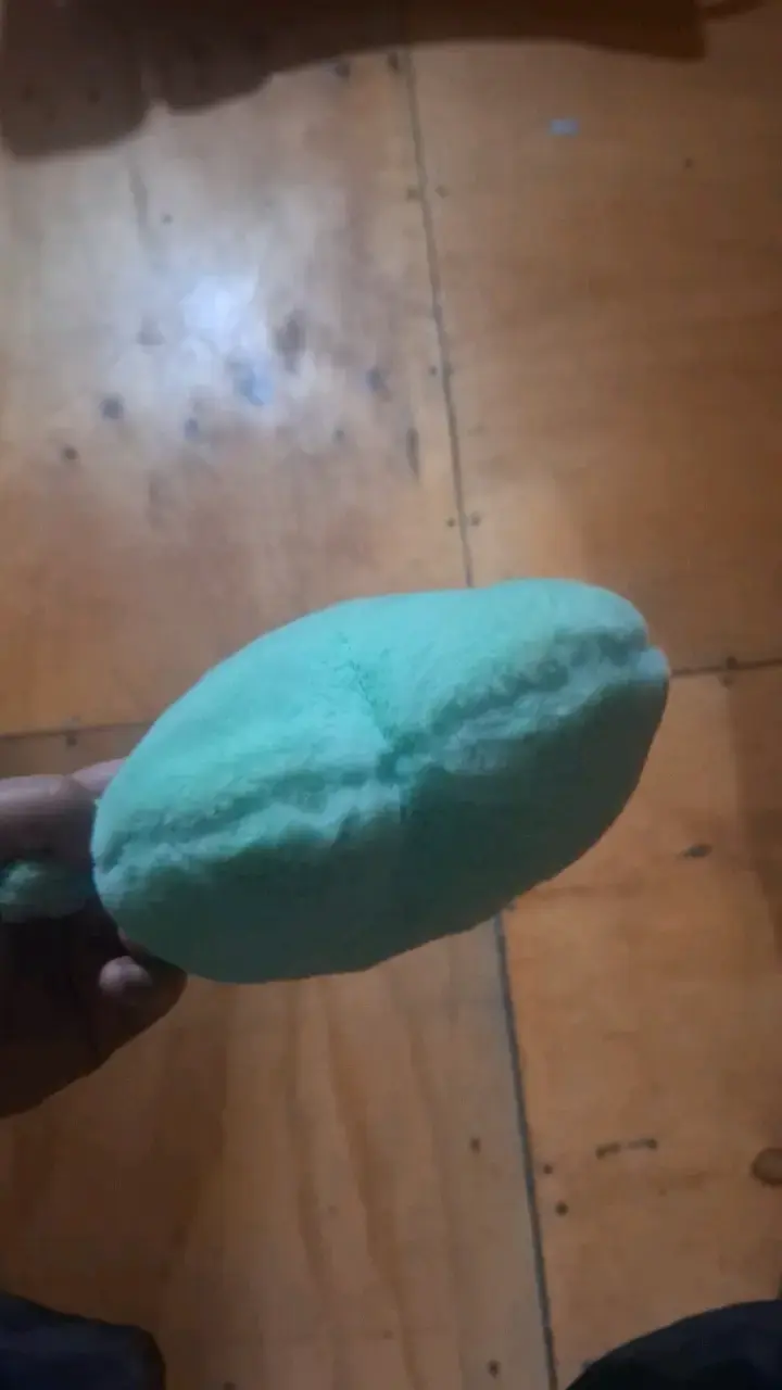 Peluche verde con diseño divertido - 4