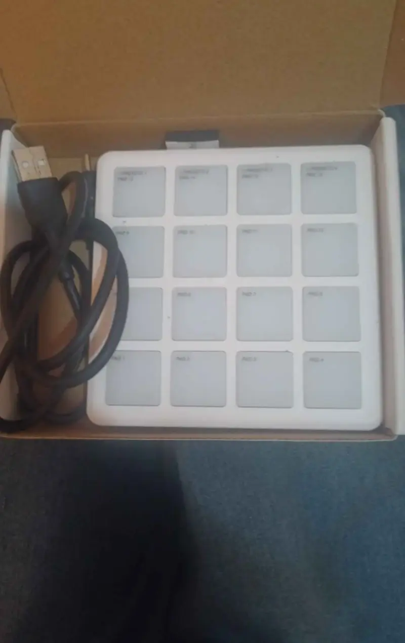Controlador MIDI SMC-PAD Pocket con Luces LED - 1