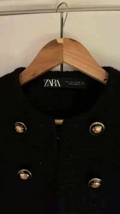 Chaqueta negra de lana con botones dorados Zara - miniatura 2