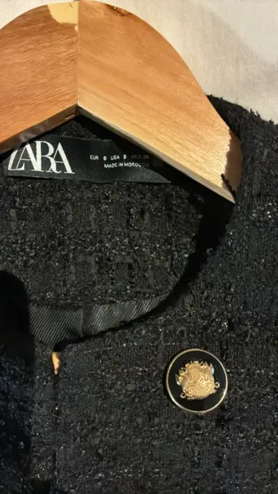 Chaqueta negra de lana con botones dorados Zara - miniatura 3