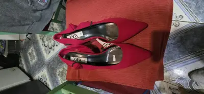 Zapatos de tacón rojo Zara talla 39 - miniatura 1