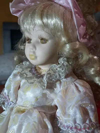 Muñeca de porcelana vintage - miniatura 1