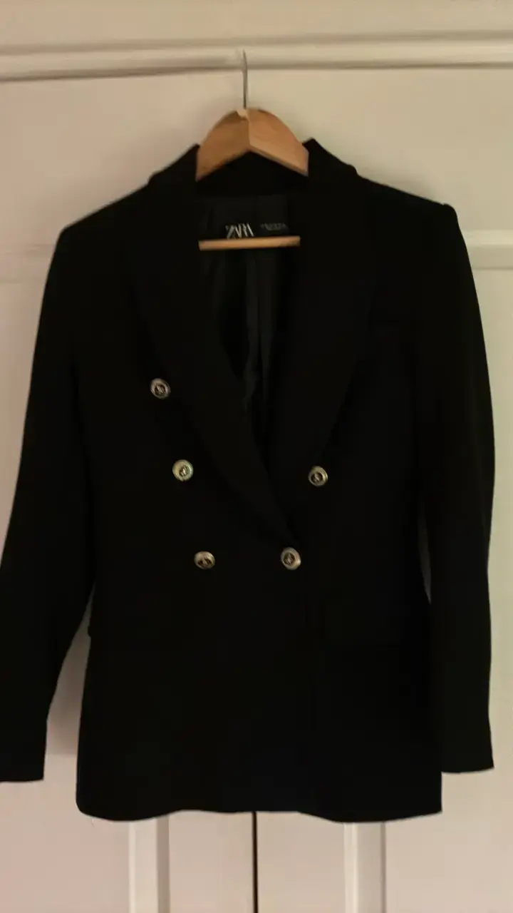 Blazer negro de mujer Zara con botones dorados - 1