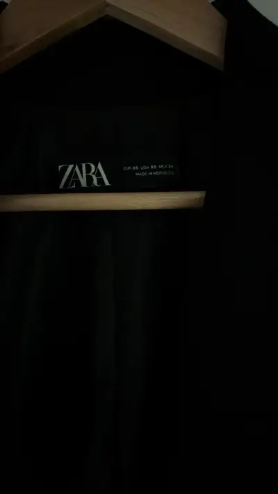Blazer negro de mujer Zara con botones dorados - miniatura 2