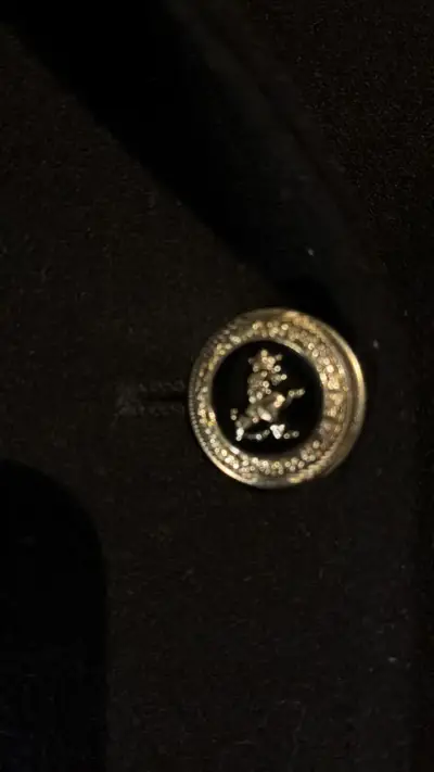 Blazer negro de mujer Zara con botones dorados - miniatura 3