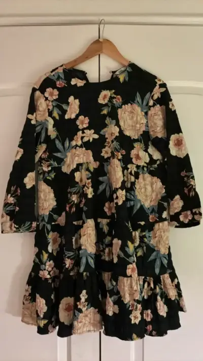 Vestido floral negro de Zara - miniatura 1