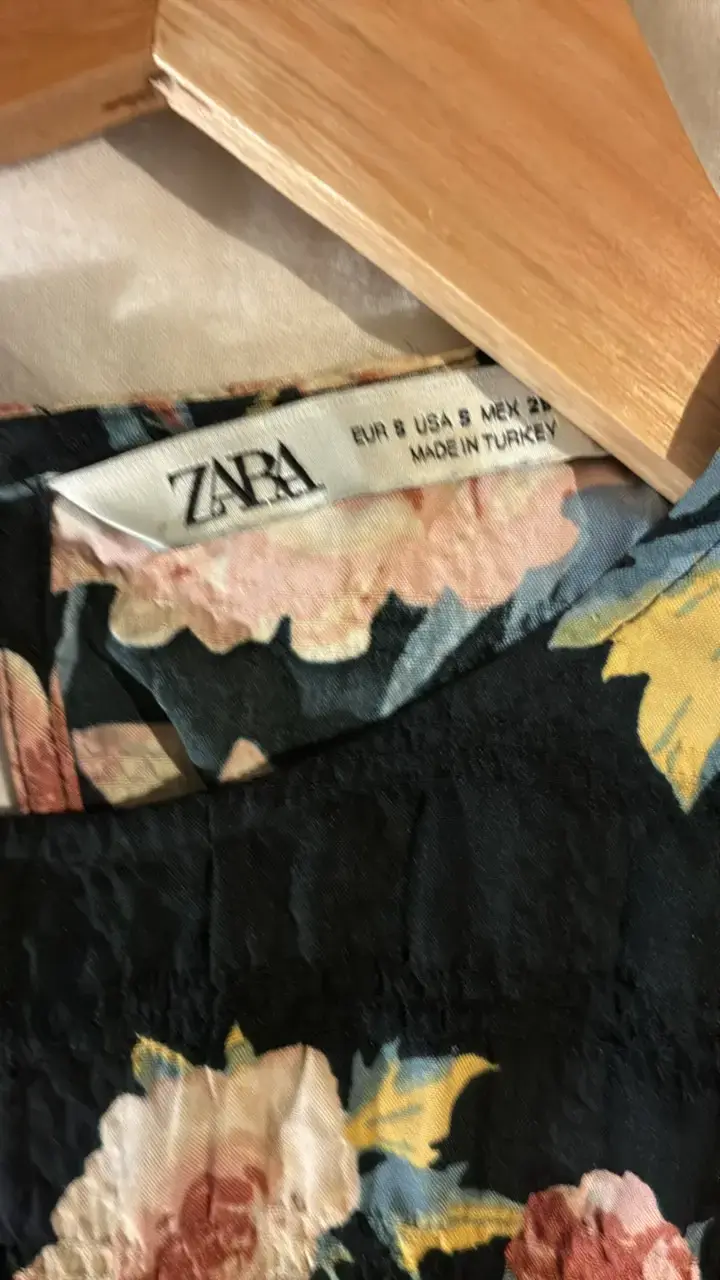 Vestido floral negro de Zara - 2