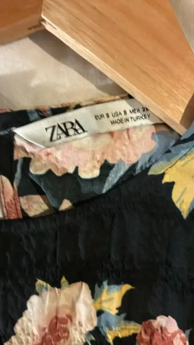 Vestido floral negro de Zara - miniatura 2