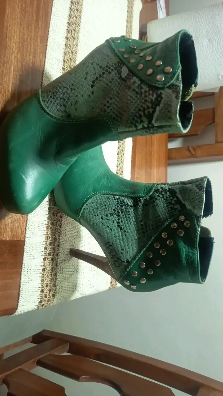 Botines verdes de cuero con tacón alto - 1