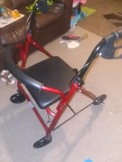 Andador plegable rojo con asiento y frenos - miniatura 1