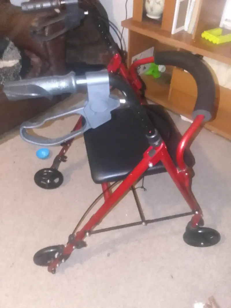 Andador plegable rojo con asiento y frenos - 2