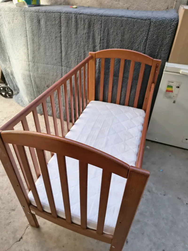Cuna de madera para bebé en buen estado - 1
