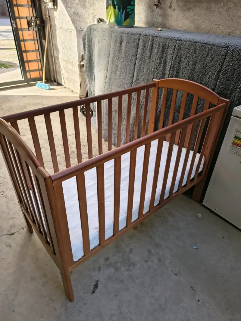Cuna de madera para bebé en buen estado - 2
