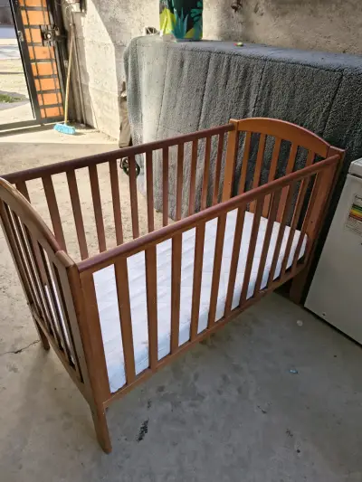 Cuna de madera para bebé en buen estado - miniatura 2