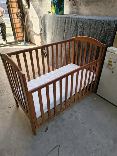 Cuna de madera para bebé en buen estado - miniatura 3