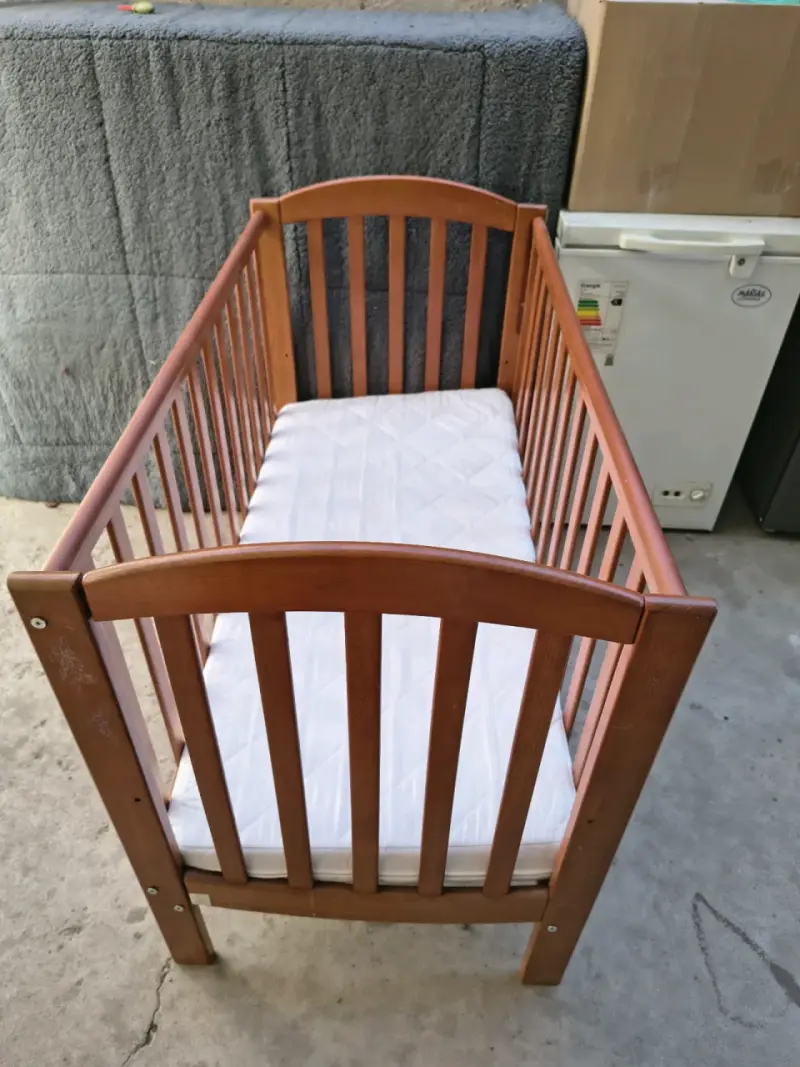 Cuna de madera para bebé en buen estado - 4