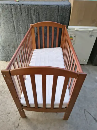 Cuna de madera para bebé en buen estado - miniatura 4