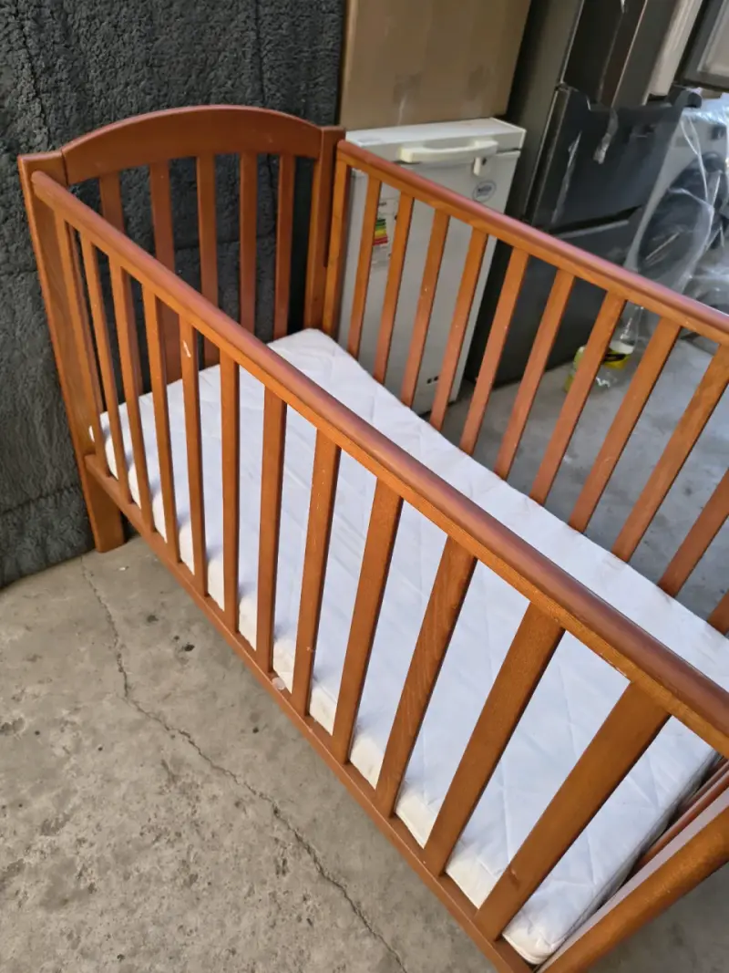 Cuna de madera para bebé en buen estado - 5