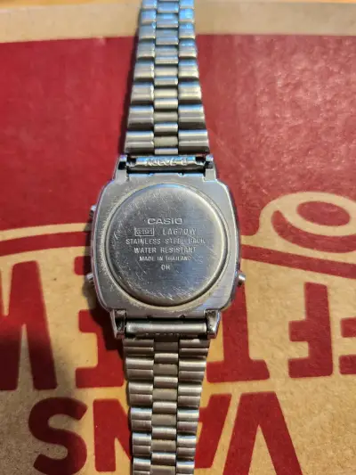 Reloj digital Casio vintage con alarma - miniatura 3