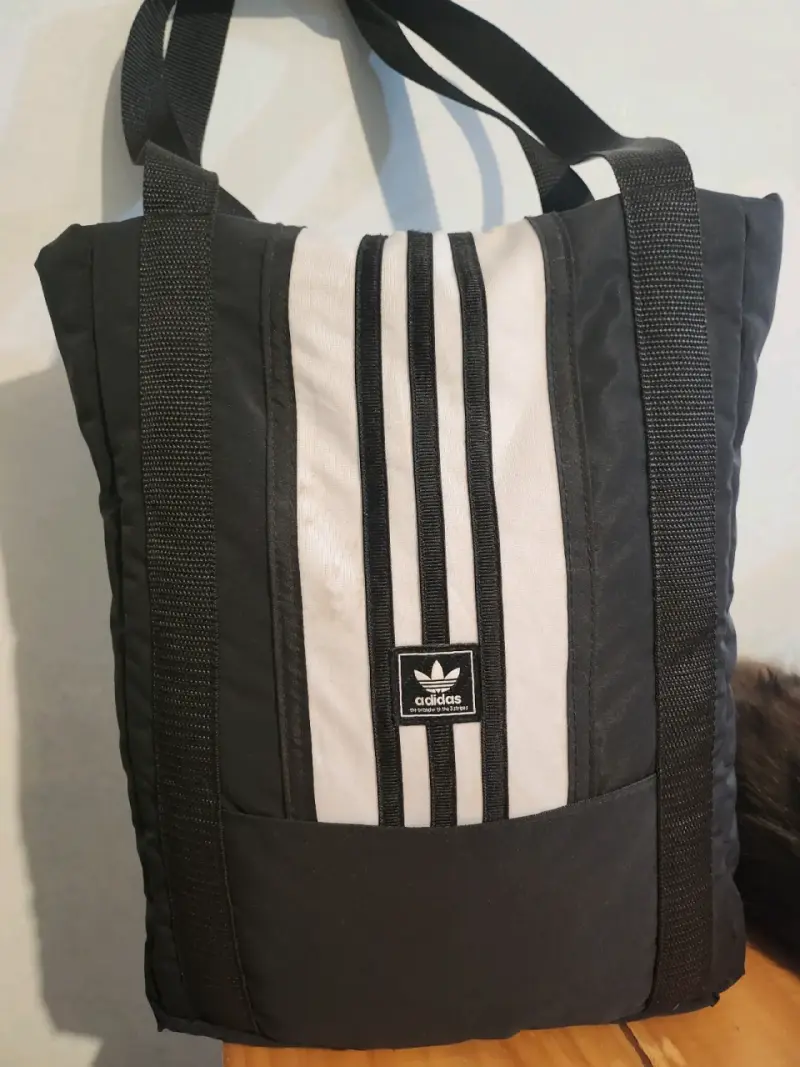 Bolso tote Adidas negro con diseño clásico - 1