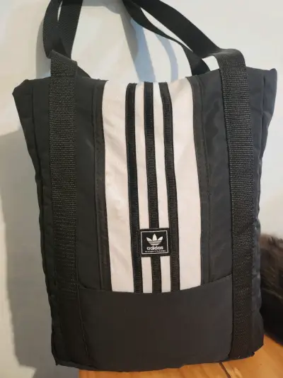 Bolso tote Adidas negro con diseño clásico - miniatura 1