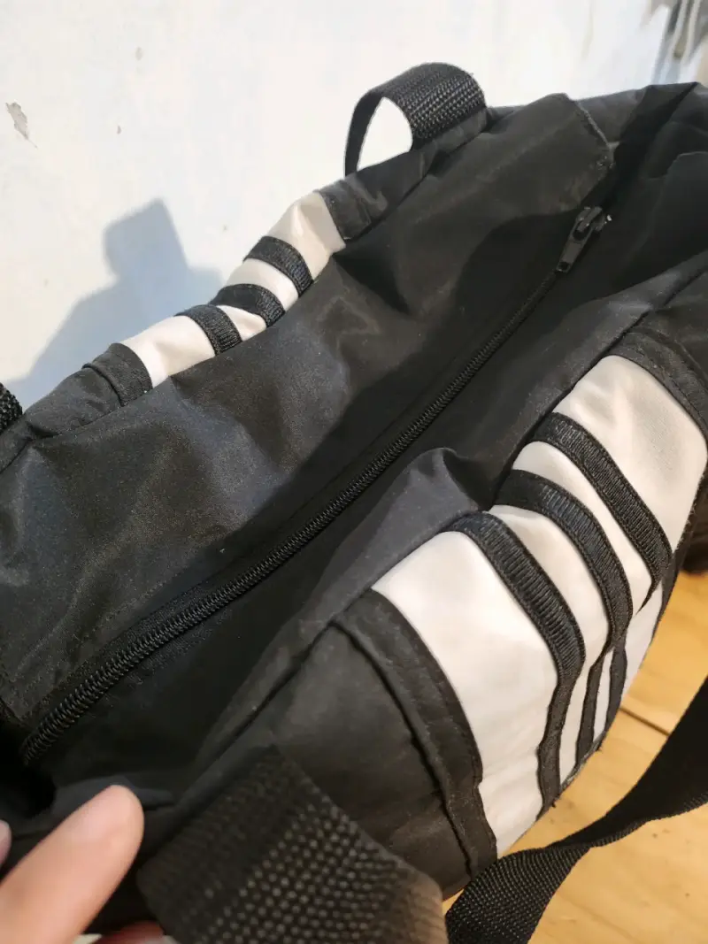 Bolso tote Adidas negro con diseño clásico - 2