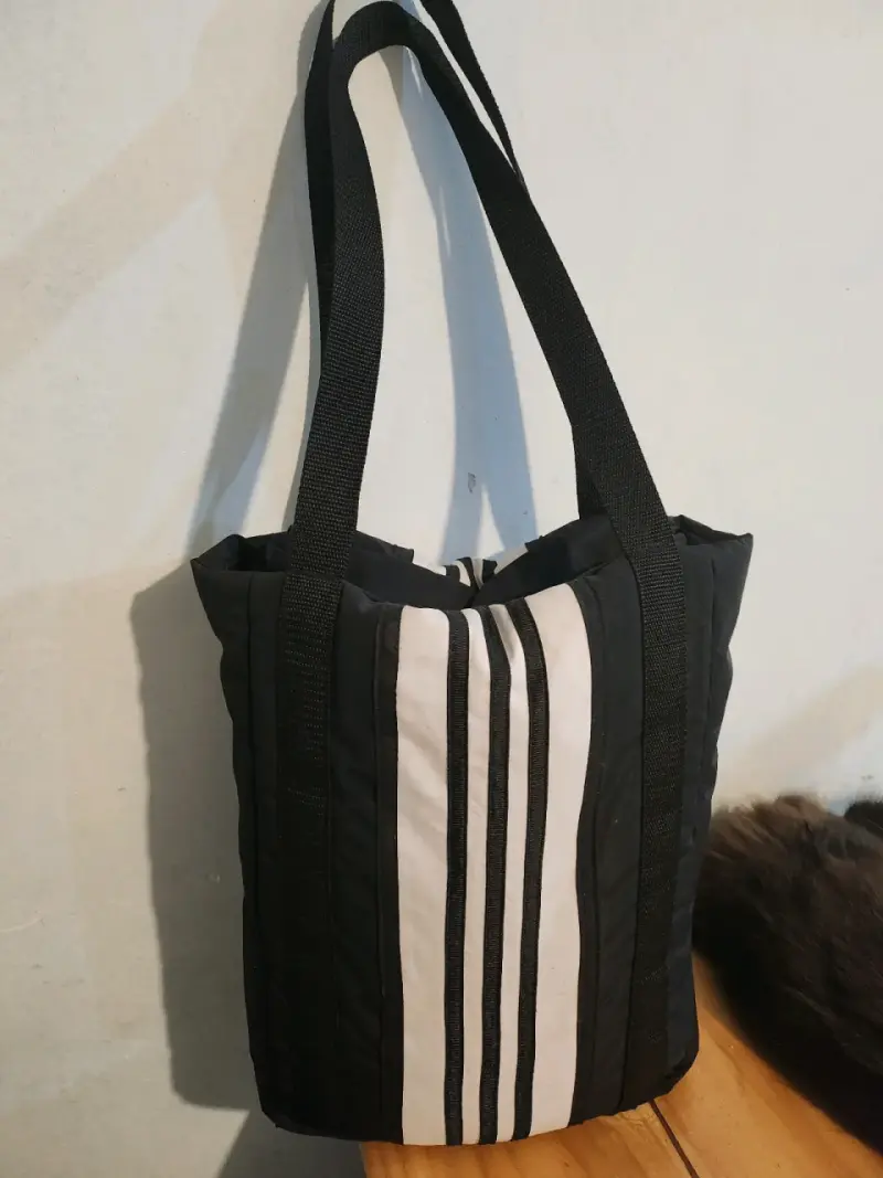 Bolso tote Adidas negro con diseño clásico - 3