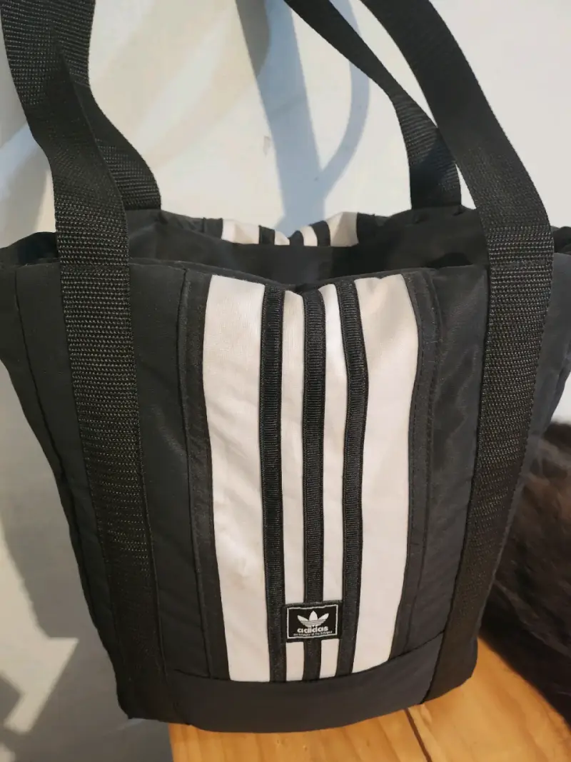 Bolso tote Adidas negro con diseño clásico - 4