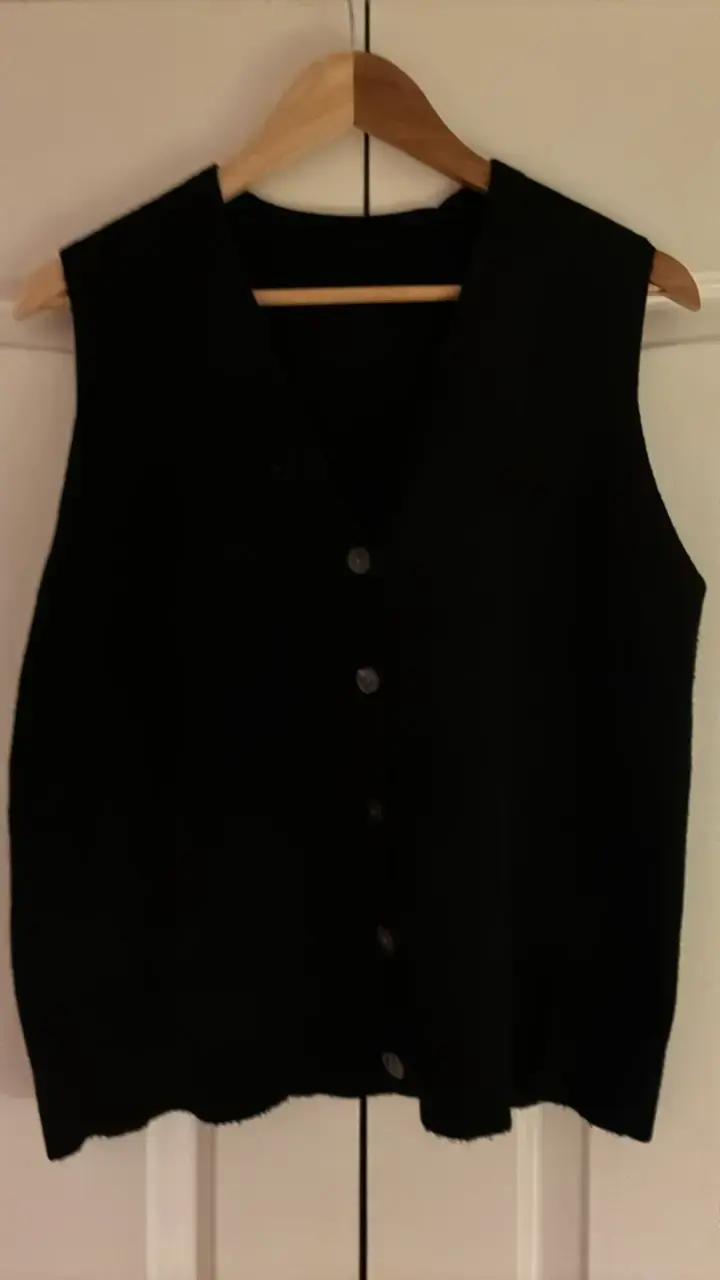 Chaleco negro de lana con botones - 1