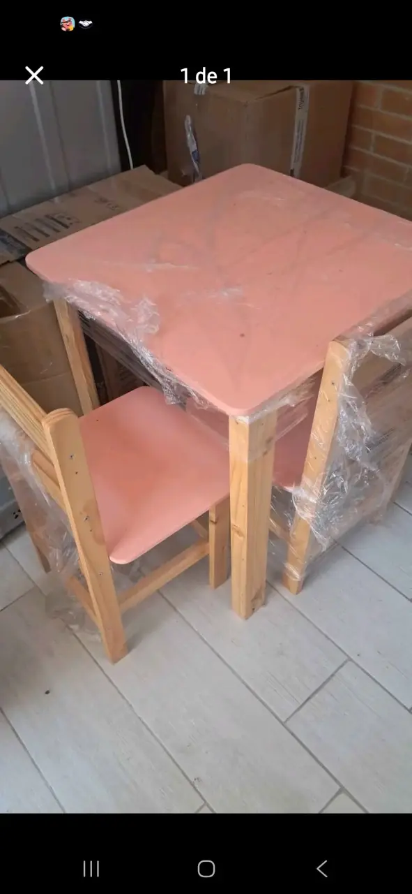 Mesa y silla para niños de madera y plástico