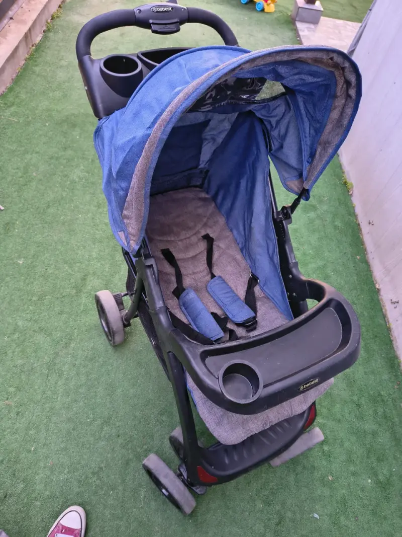 Coche de bebé azul con huevito - 1