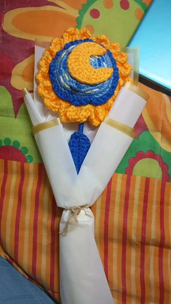 Ramo de flores tejido a crochet colorido