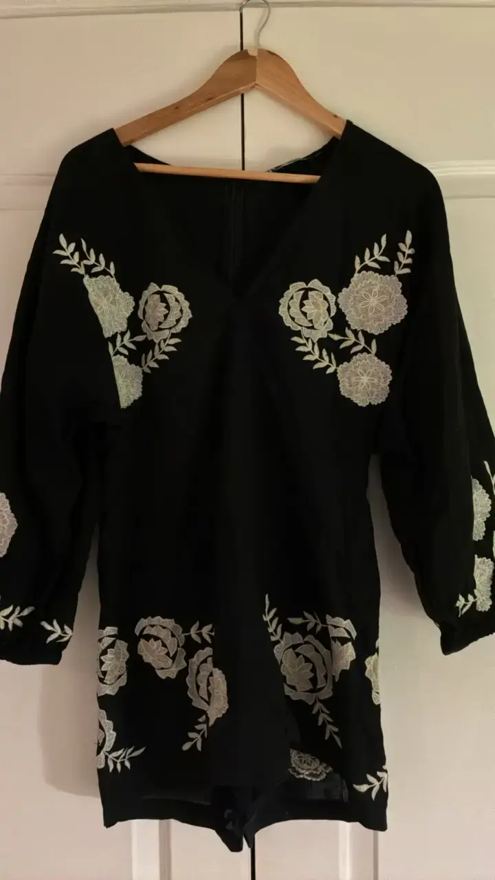 Vestido short negra bordada floral Zara talla M - 1