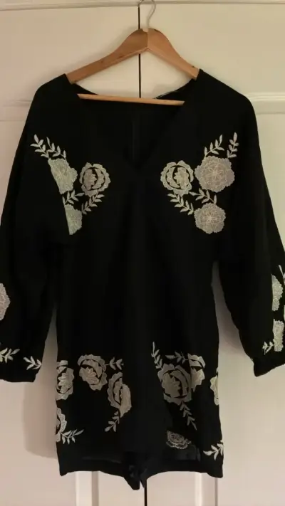 Vestido short negra bordada floral Zara talla M - miniatura 1