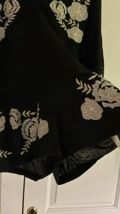 Vestido short negra bordada floral Zara talla M - miniatura 2