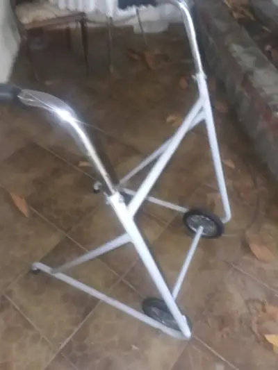 Andador para adulto con ruedas - miniatura 2