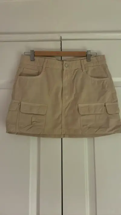 Falda corta beige con bolsillos Zara - miniatura 1
