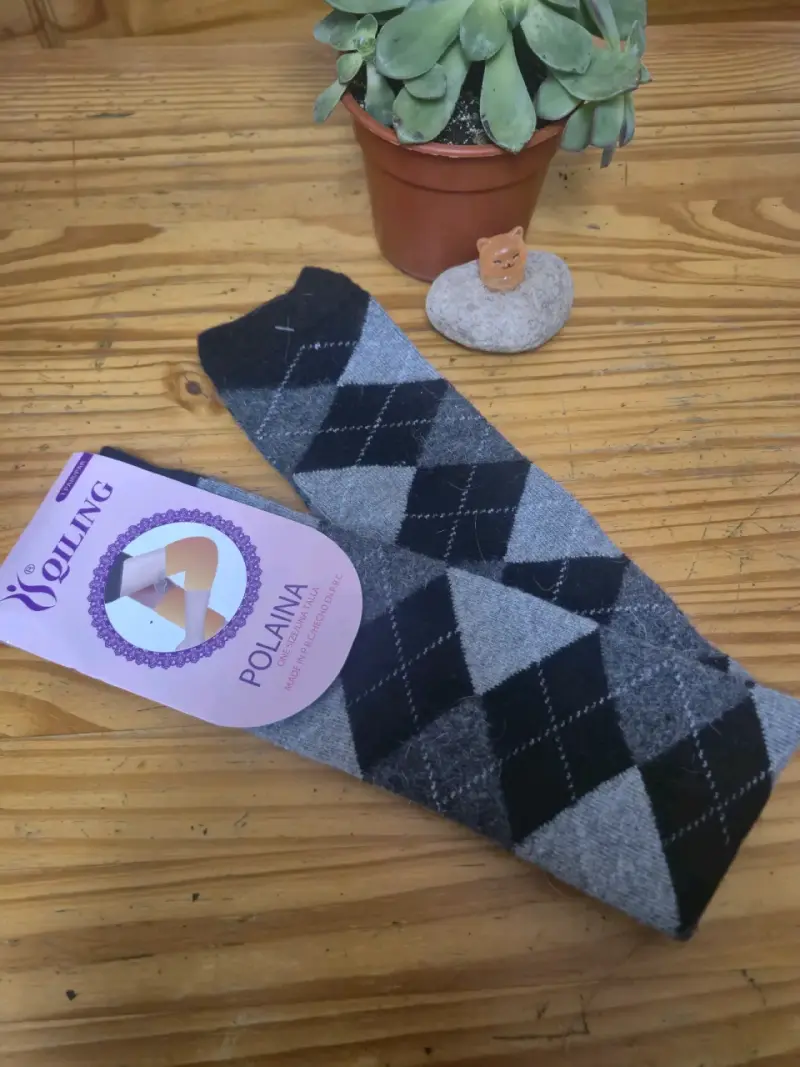 Polainas de lana gris con diseño de rombos