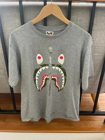 Polera gris con diseño de tiburón Bape xl - miniatura 1