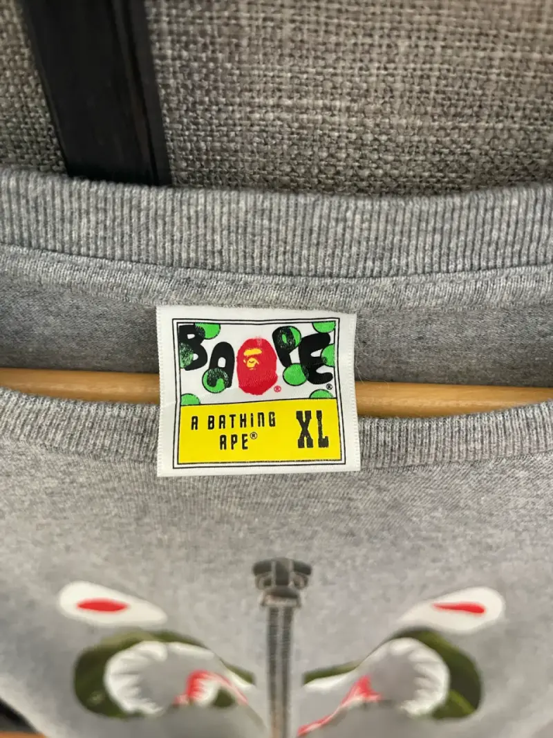 Polera gris con diseño de tiburón Bape xl - 2