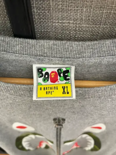 Polera gris con diseño de tiburón Bape xl - miniatura 2