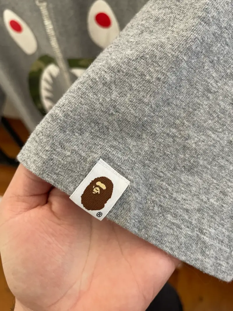 Polera gris con diseño de tiburón Bape xl - 3