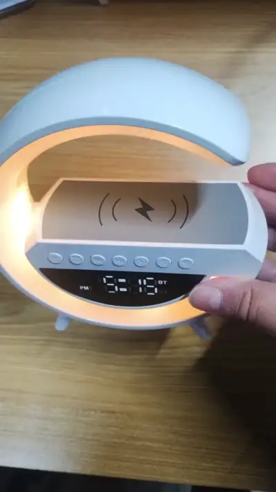 Altavoz LED con carga inalámbrica y reloj despertador - miniatura 1